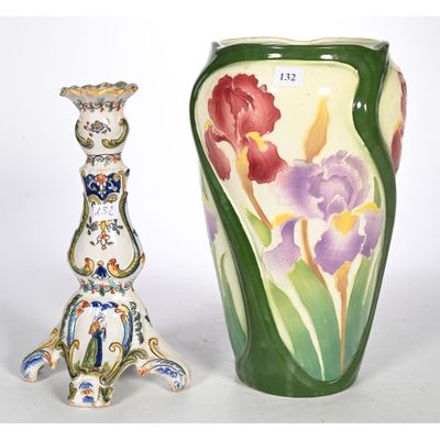 deux vases posés l'un à côté de l'autre sur une table