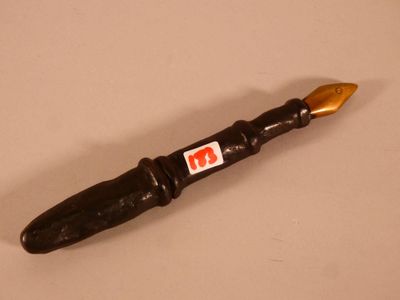 un stylo noir à pointe dorée sur un fond blanc