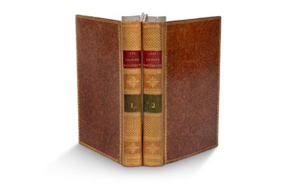 un vieux livre contenant deux autres livres, posé sur une surface blanche