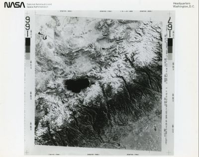 une vieille photo en noir et blanc représentant une montagne percée d'un trou