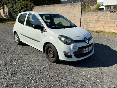 la photo d'une petite voiture blanche garée dans un parking