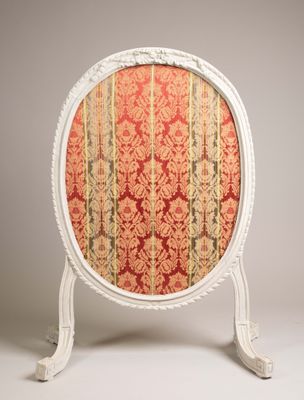 une image représentant une chaise dont l'assise est recouverte d'un tissu rouge et or