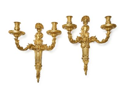 paire d'appliques murales anciennes en laiton sur fond blanc