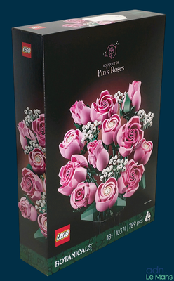 une boîte contenant un bouquet de roses roses