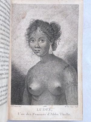 un vieux livre sur lequel est dessiné le visage d'une femme