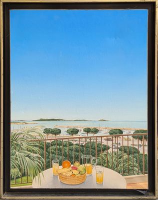 une peinture à l'huile représentant une table sur laquelle se trouve un panier de fruits, avec une vue sur l'océan en arrière-plan