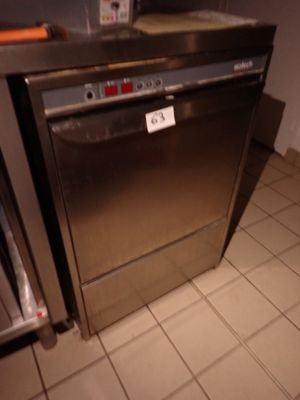 une photo d'une cuisine équipée d'un lave-vaisselle