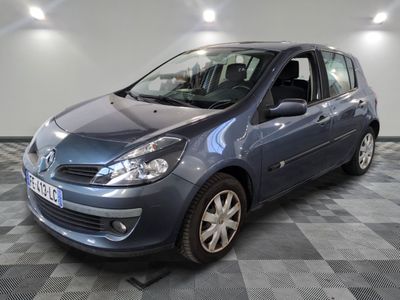 la photo d'une voiture bleue garée dans un garage