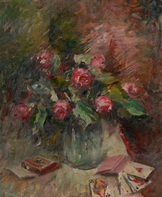 un tableau représentant un vase de fleurs et des cartes posés sur une table
