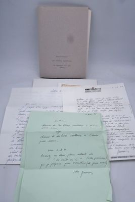 un morceau de papier vert posé sur une table, à côté d'un livre