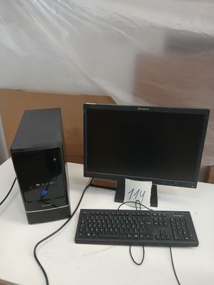 un ordinateur de bureau posé sur une table, équipé d'un clavier et d'une souris