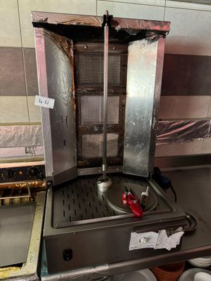une image d'une cuisine avec une cuisinière et un évier