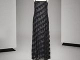 une image d'une robe noire sur un mannequin