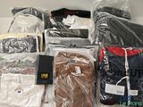 un tas de vêtements posés sur une table
