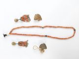 un assortiment de bijoux comprenant un collier, un bracelet et des boucles d'oreilles