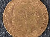 gros plan d'une pièce d'or sur une surface noire