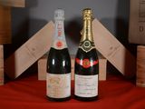 deux bouteilles de vin posées l'une à côté de l'autre sur une table