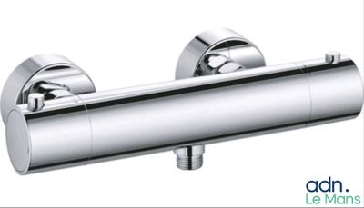 une image montrant un gros plan d'un robinet de douche sur fond blanc
