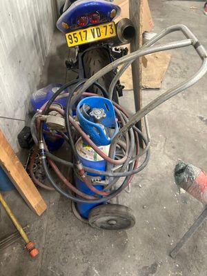 une photo d'une moto avec un tuyau fixé à l'arrière