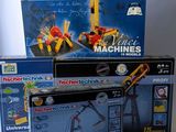 trois jouets en boîte qui se trouvent l'un à côté de l'autre