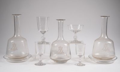 Partie de service de verres en cristal à décor de monogramme…