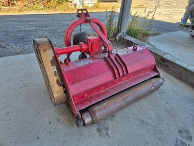 une voiture rouge garée sur le bord de la route