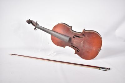 un violon posé à côté d'un archet