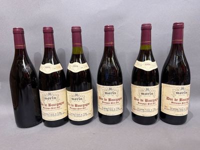 six bouteilles de vin sont alignées sur une table