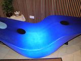 une planche de surf bleue exposée dans le hall d'entrée