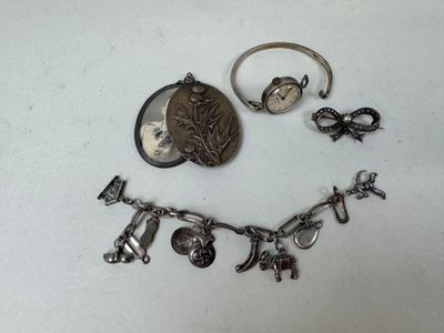 un collier, un bracelet et une bague ornés de breloques