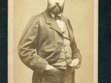 une vieille photo d'un homme en costume-cravate