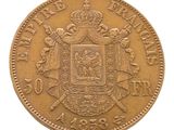 Gros plan sur une pièce de monnaie portant des armoiries