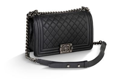 un petit sac noir muni d'une bandoulière en chaîne et d'un fermoir en métal
