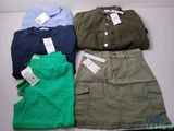 trois paires de shorts verts, un bleu et un vert, ainsi qu'un t-shirt bleu