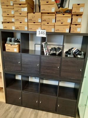de nombreuses boîtes de chaussures posées sur une étagère dans une pièce
