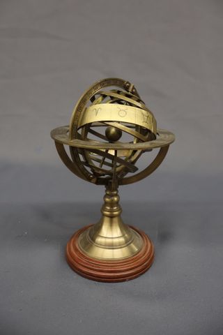 Sphère armillaire en laiton, réplique d'après les sphères de Gédé...