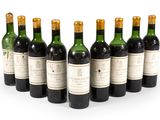 six bouteilles de vin sont alignées sur une surface blanche