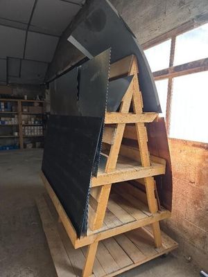 un bateau posé sur une étagère en bois