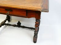 Petit bureau en noyer ouvrant par un tiroir, pieds tournés, … (photo 2)