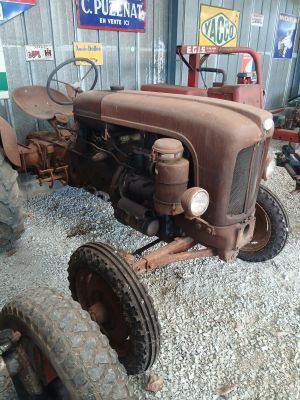 un vieux tracteur rouillé dans un garage