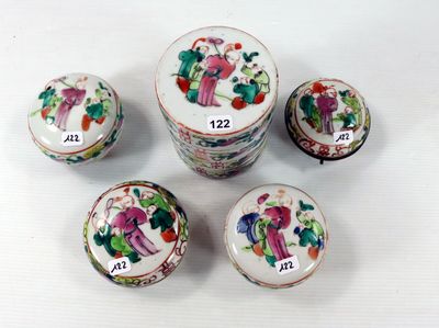 six petites boîtes en porcelaine chinoise avec leurs couvercles, posées sur un fond blanc