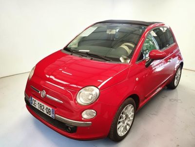 La petite voiture rouge est garée dans une pièce blanche.
