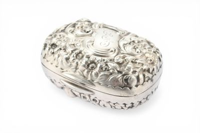 BOITE à savon ovale en argent 925 millièmes à décor repoussé…