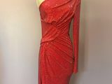 une robe rouge sur un mannequin, un mannequin, un mannequin, un mannequin, un mannequin, un mannequin, un mannequin, un mannequin, un mannequin