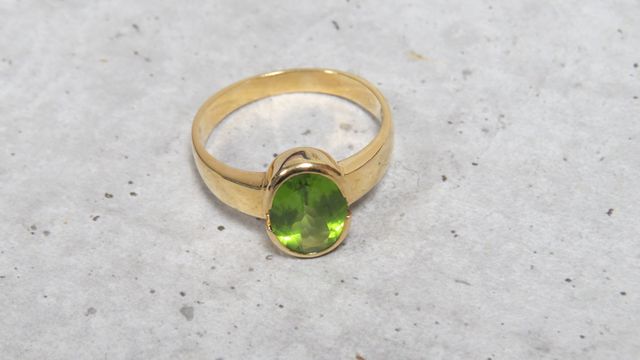 Bague en or jaune 750 millièmes ornée au centre d'un péridot de f...