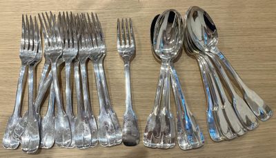 Douze grands couverts en métal argenté, modèle uniplat