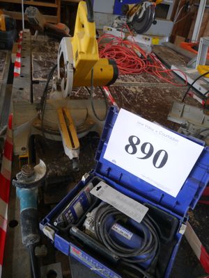 une boîte bleue sur laquelle figure un numéro, posée dans une pièce