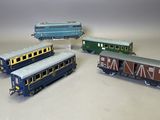 plusieurs petits trains sont alignés sur une surface blanche