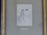 Une vieille photo d'une femme en robe blanche est accrochée au mur.
