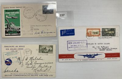 trois enveloppes sont exposées dans une vitrine fixée au mur